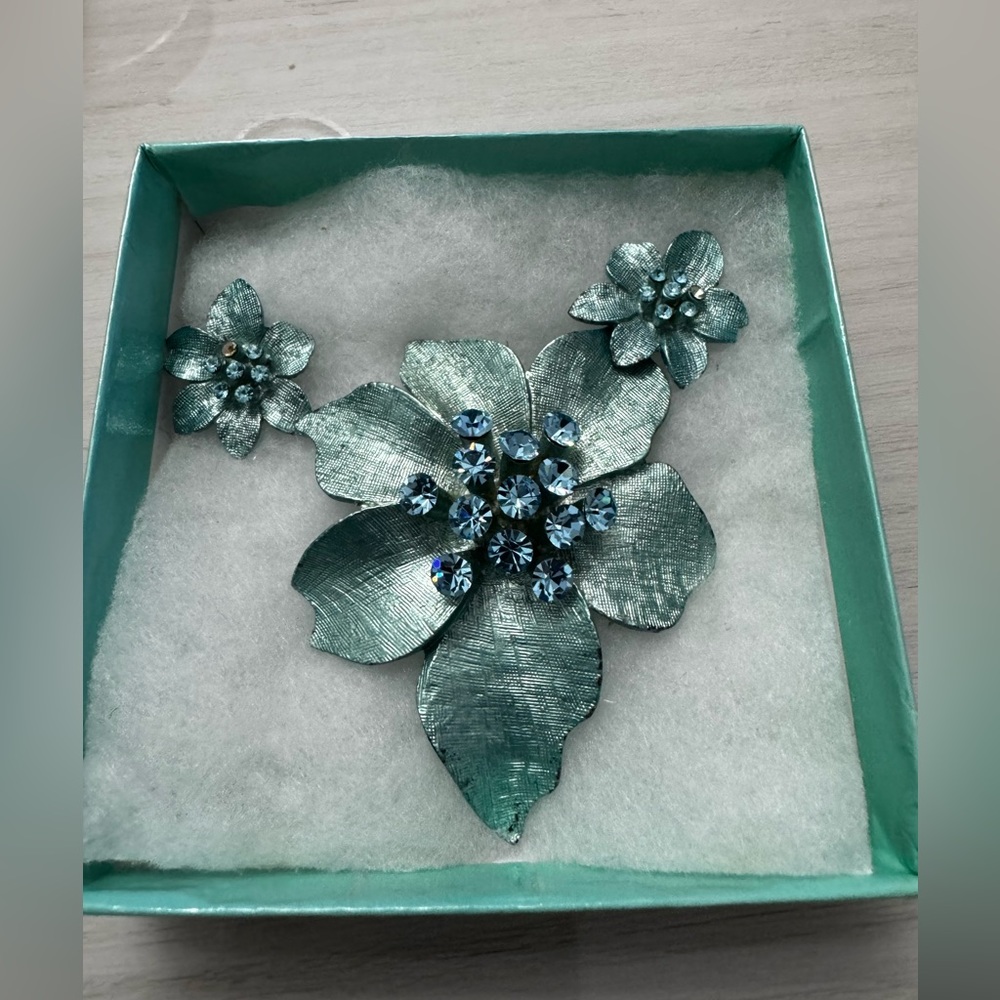 Beautiful turquoise brooch and pierced earrings set